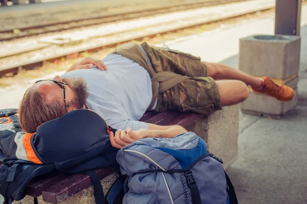 Мужчина турист турист дремлет на скамейке — стоковое фото