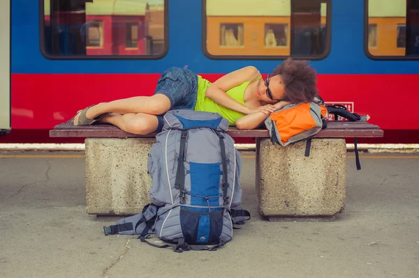 Backpacker-Touristin schläft auf Bank — Stockfoto