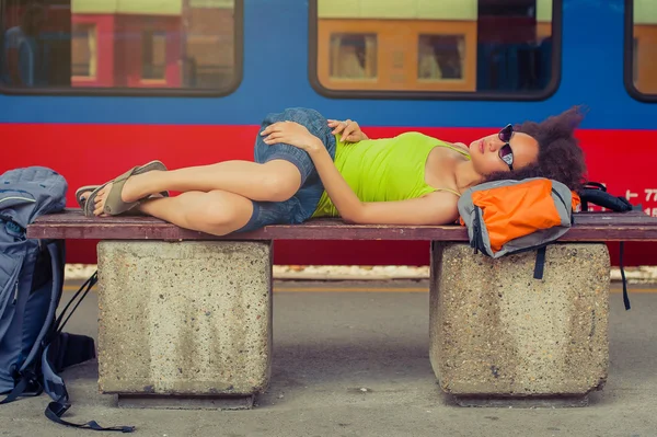 여성 배낭 여행자는 벤치에서 낮잠 — 스톡 사진