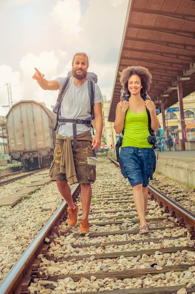 Счастливая и красивая пара туристов, идущих по дорожкам в — стоковое фото