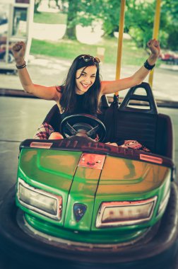 Genç kadın elektrik çarpışan araba eğleniyor