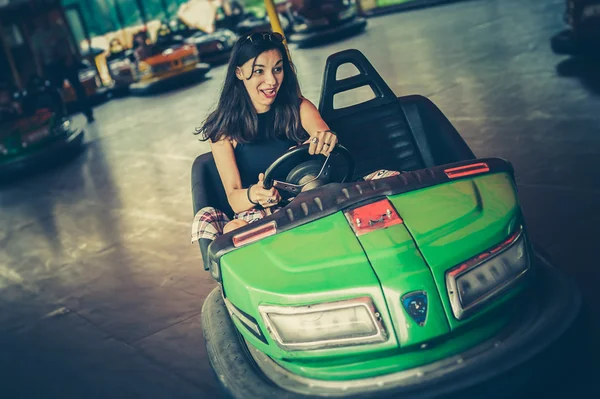 Mujer joven divirtiéndose en coche de parachoques eléctrico —  Fotos de Stock