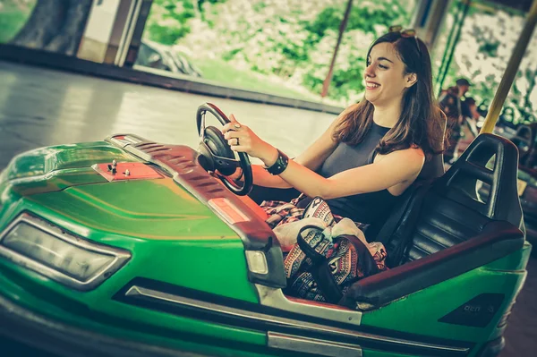 Jonge vrouw met plezier in elektrische Botsauto — Stockfoto