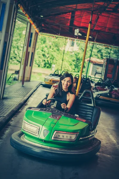 Νεαρή γυναίκα με διασκεδάζουν στο ηλεκτρικό αυτοκίνητο προφυλακτήρα — Φωτογραφία Αρχείου