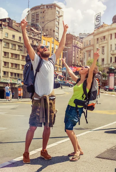 Šťastný pár turistů těší jejich cesty — Stock fotografie