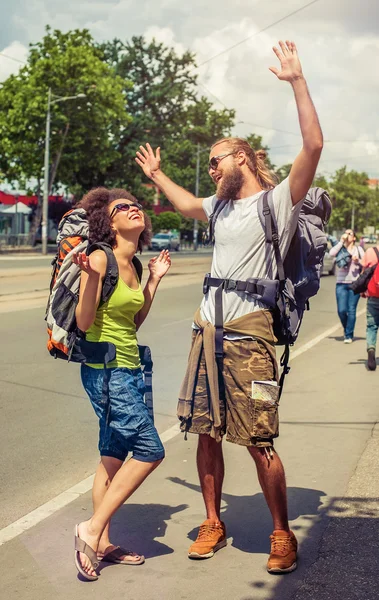 Счастливая пара туристов, наслаждающихся поездкой — стоковое фото