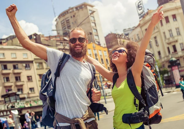 Šťastný pár turistů těší jejich cesty — Stock fotografie