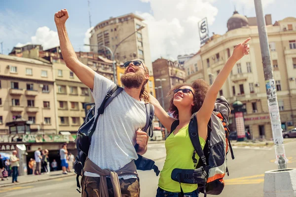 Šťastný pár turistů těší jejich cesty — Stock fotografie