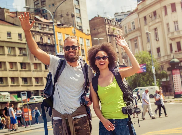 Feliz pareja de turistas disfrutando de su viaje —  Fotos de Stock