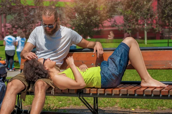 Романтична пара сидить паркова лавка разом — стокове фото