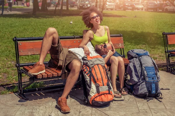 Romantický pár seděli na lavičce v parku — Stock fotografie