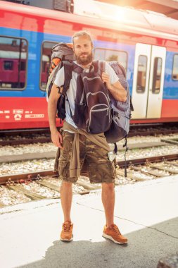 Büyük bagaj ile ayakta yakışıklı turizm seyahat