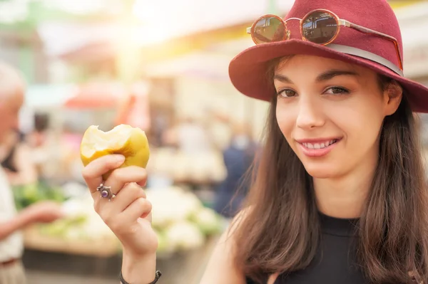 Mujer en el mercado de frutas y hortalizas — Foto de Stock