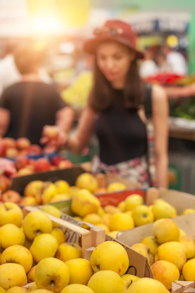 Žena u trhu s ovocem a zeleninou — Stock fotografie