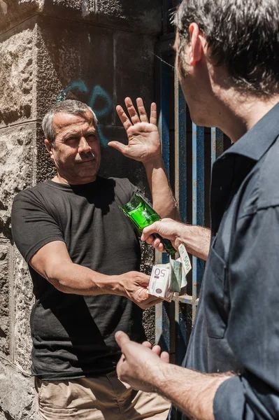 Matón con una botella rota tomando dinero de la víctima — Foto de Stock