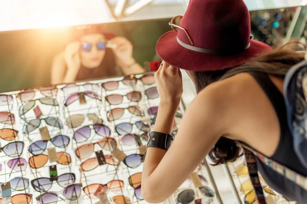 Женщина покупает солнечные очки — стоковое фото