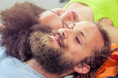 Bir bankta uyuklayan backpacker, yakın çekim