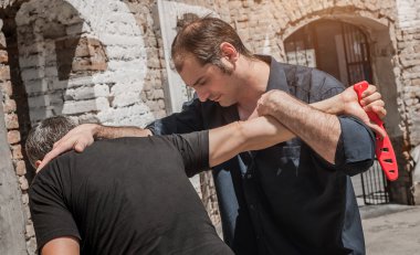 Öz teknikleri bir bıçak saldırılara karşı savunma