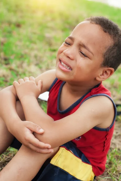 Όμορφη λυπημένος μικρό αγόρι κλαίει — Φωτογραφία Αρχείου