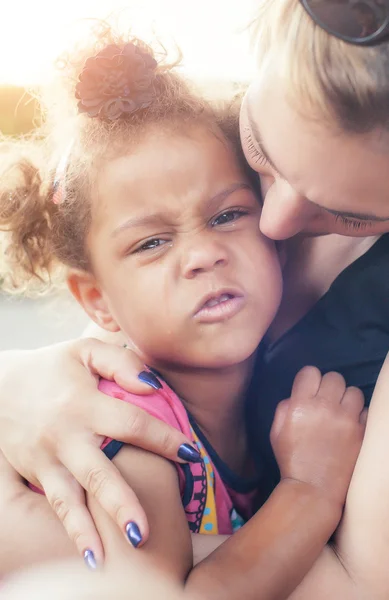 Anne ağlayan küçük kızı ve rahatlatıcı — Stok fotoğraf