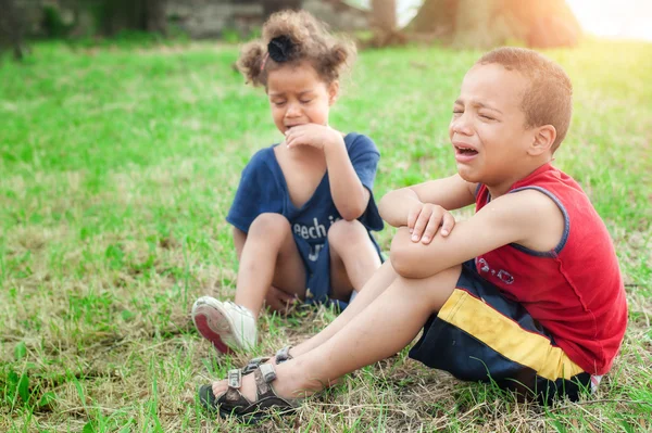 Triste petit garçon et sa sœur pleurant dans le parc — Photo