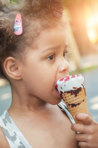 Menina bonito comer cone de sorvete — Fotografia de Stock