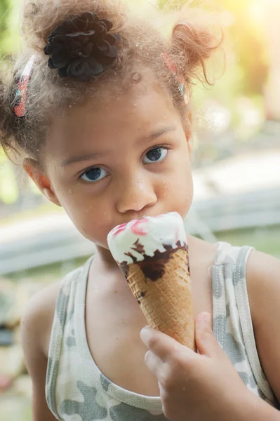 Menina bonito comer cone de sorvete — Fotografia de Stock