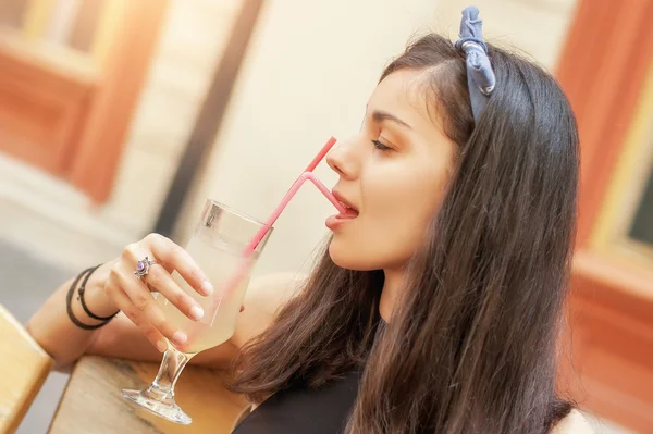 Prachtige jonge brunette drinken limonade — Stockfoto