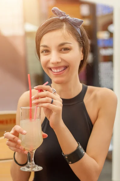 Linda jovem morena bebendo limonada — Fotografia de Stock