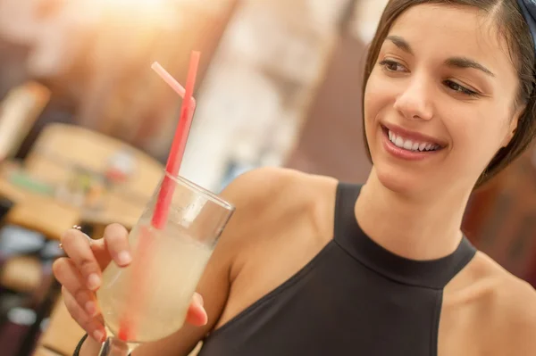 Linda jovem morena bebendo limonada — Fotografia de Stock