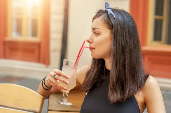 Linda jovem morena bebendo limonada — Fotografia de Stock