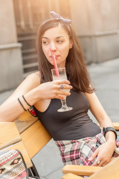 Prachtige jonge brunette drinken limonade — Stockfoto