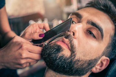 Bir istemcinin sakal kesme makasları ile Kuaför sakal