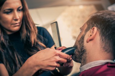 Kuaför sakal düzeltici ile müşteri'nin sakal kesmek