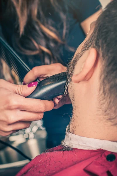 Friseurbärte schneiden einem Kunden den Bart mit Trimmer — Stockfoto