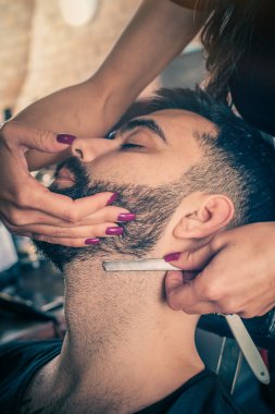 Bir istemci tıraş kadın Kuaför