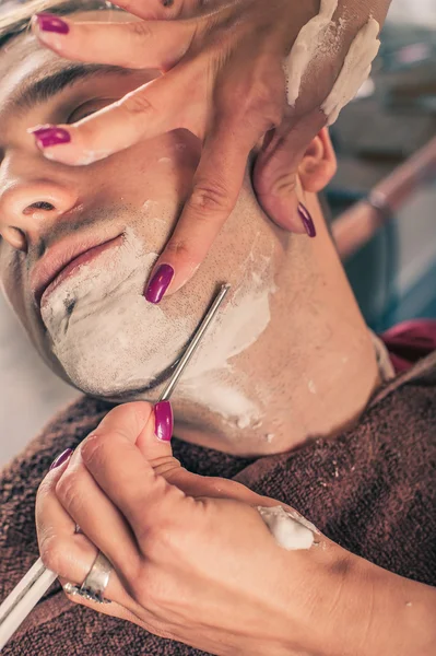 Жінка-бурштин голиться клієнт — стокове фото