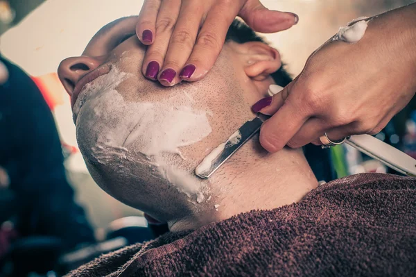 Bir istemci tıraş kadın Kuaför — Stok fotoğraf
