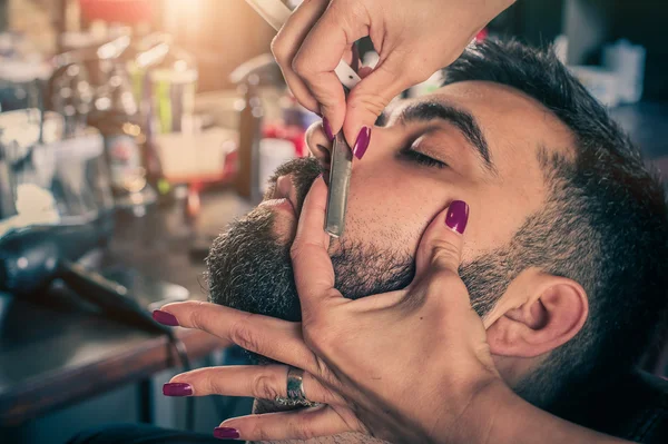 Weibliche Friseurin rasiert einen Kunden — Stockfoto