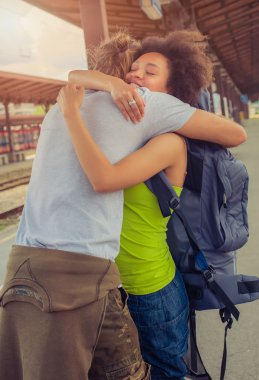 Adam kız arkadaşı tren istasyonunda Toplantı