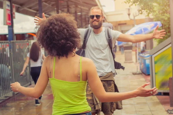 Mädchen trifft seinen Freund am Busbahnhof — Stockfoto