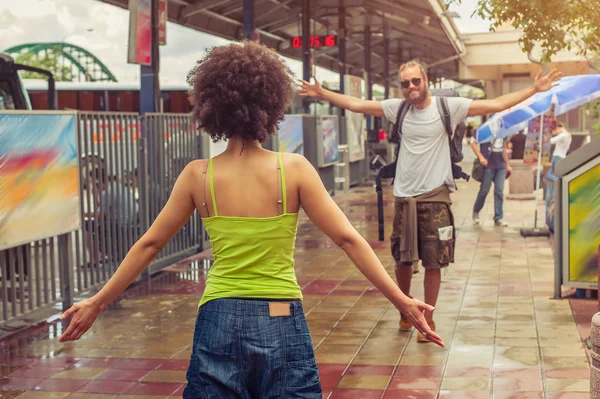 Chica encontrándose con su novio en la estación de autobuses —  Fotos de Stock