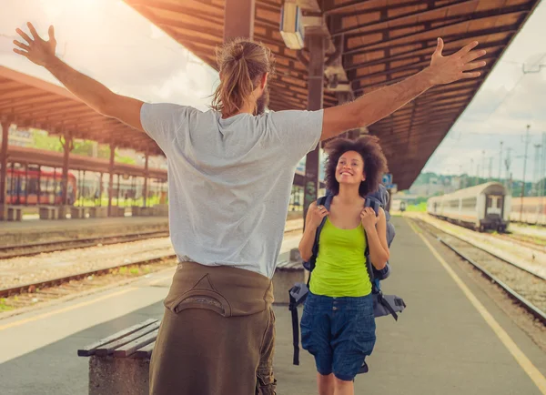 Adam kız arkadaşı tren istasyonunda Toplantı — Stok fotoğraf