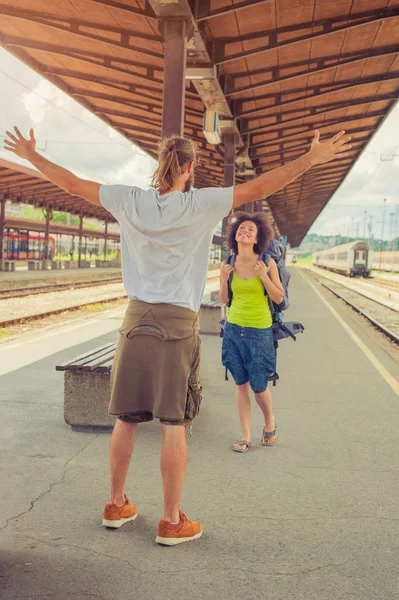Adam kız arkadaşı tren istasyonunda Toplantı — Stok fotoğraf