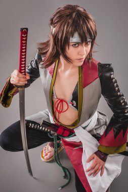 Katana kılıcı ile Japon samurai.