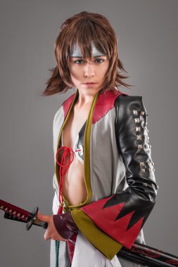 Katana kılıcı ile Japon samurai.