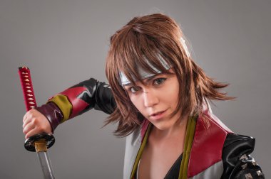 Katana kılıcı ile Japon samurai.