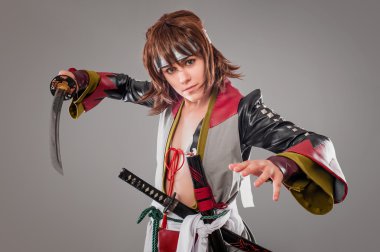 Katana kılıcı ile Japon samurai.