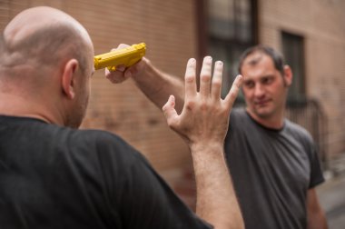 Öz teknikleri silah karşı savunma