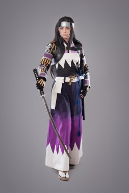 Katana kılıcı ile Japon samurai